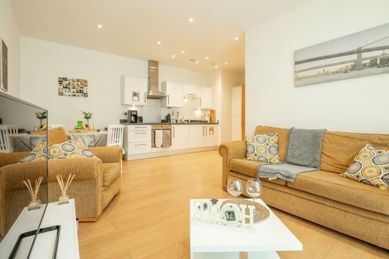 Central Bedford: Two Bedrooms, Breakfast Basket エクステリア 写真
