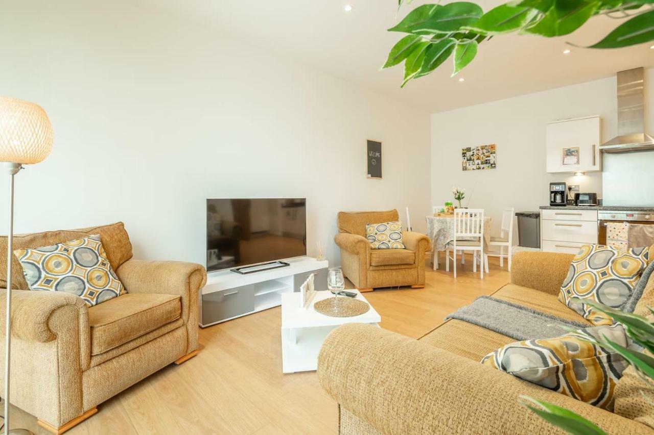Central Bedford: Two Bedrooms, Breakfast Basket エクステリア 写真