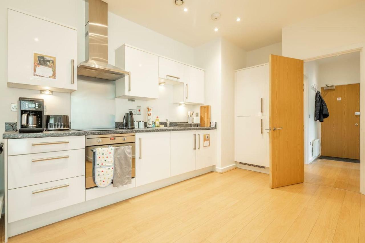 Central Bedford: Two Bedrooms, Breakfast Basket エクステリア 写真