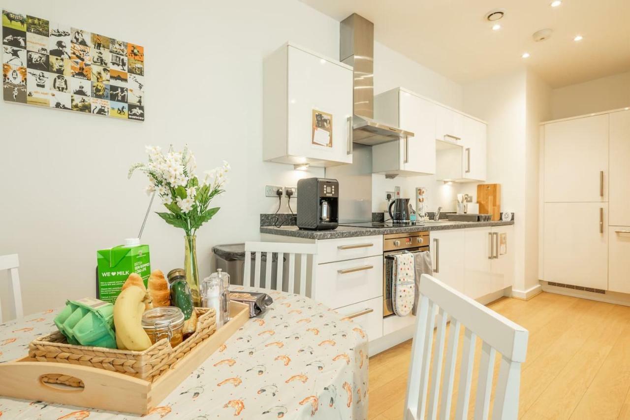 Central Bedford: Two Bedrooms, Breakfast Basket エクステリア 写真