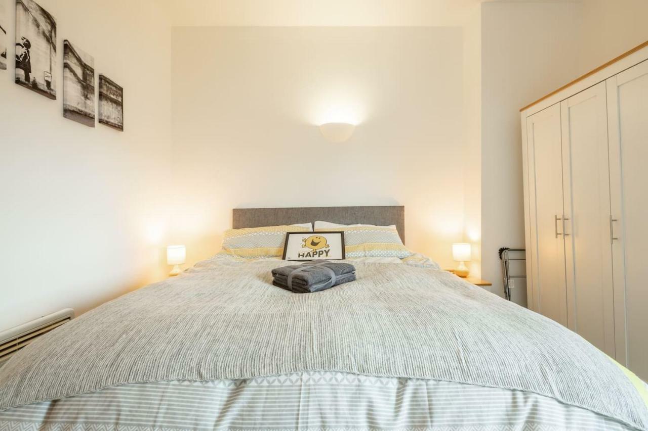 Central Bedford: Two Bedrooms, Breakfast Basket エクステリア 写真