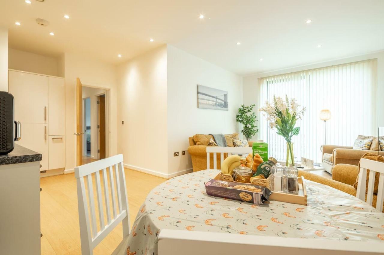 Central Bedford: Two Bedrooms, Breakfast Basket エクステリア 写真