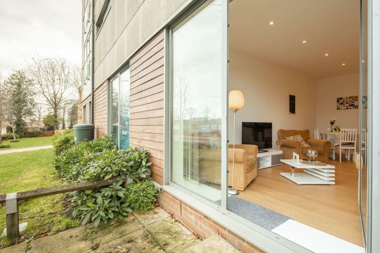 Central Bedford: Two Bedrooms, Breakfast Basket エクステリア 写真