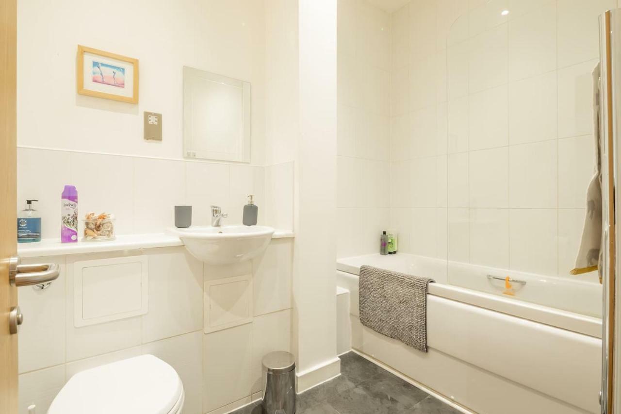 Central Bedford: Two Bedrooms, Breakfast Basket エクステリア 写真