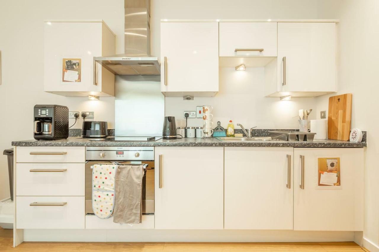 Central Bedford: Two Bedrooms, Breakfast Basket エクステリア 写真