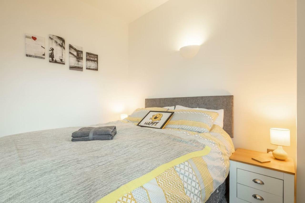 Central Bedford: Two Bedrooms, Breakfast Basket エクステリア 写真